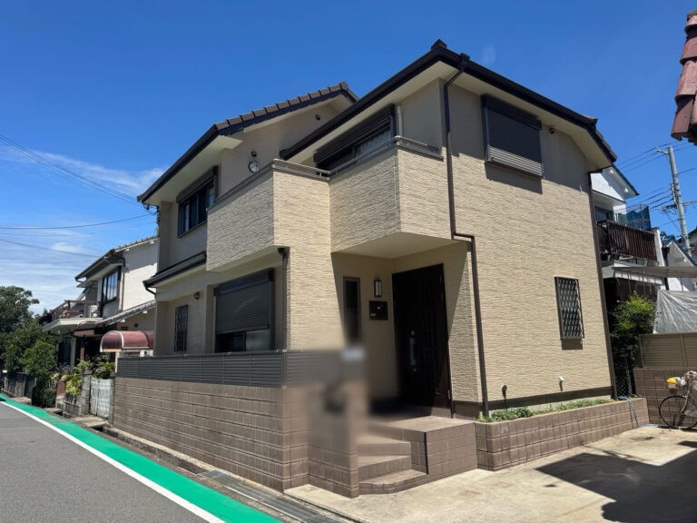 アステックに塗料でありますｼﾘｺﾝREVO1000-IRで塗装させて頂きました色味は8084メリーノで柔らかく、まわりのお家とも馴染みのいい色味になられました