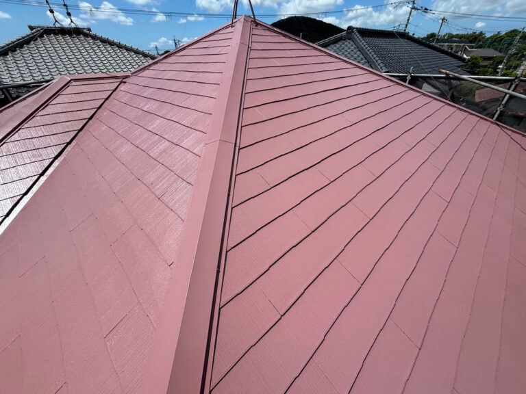 屋根にはアステックの超低汚染ﾘﾌｧｲﾝ500MF-IRを使用しております。色味は外壁の可愛らしさにマッチする8212ココアブラウンをお選びになられました。