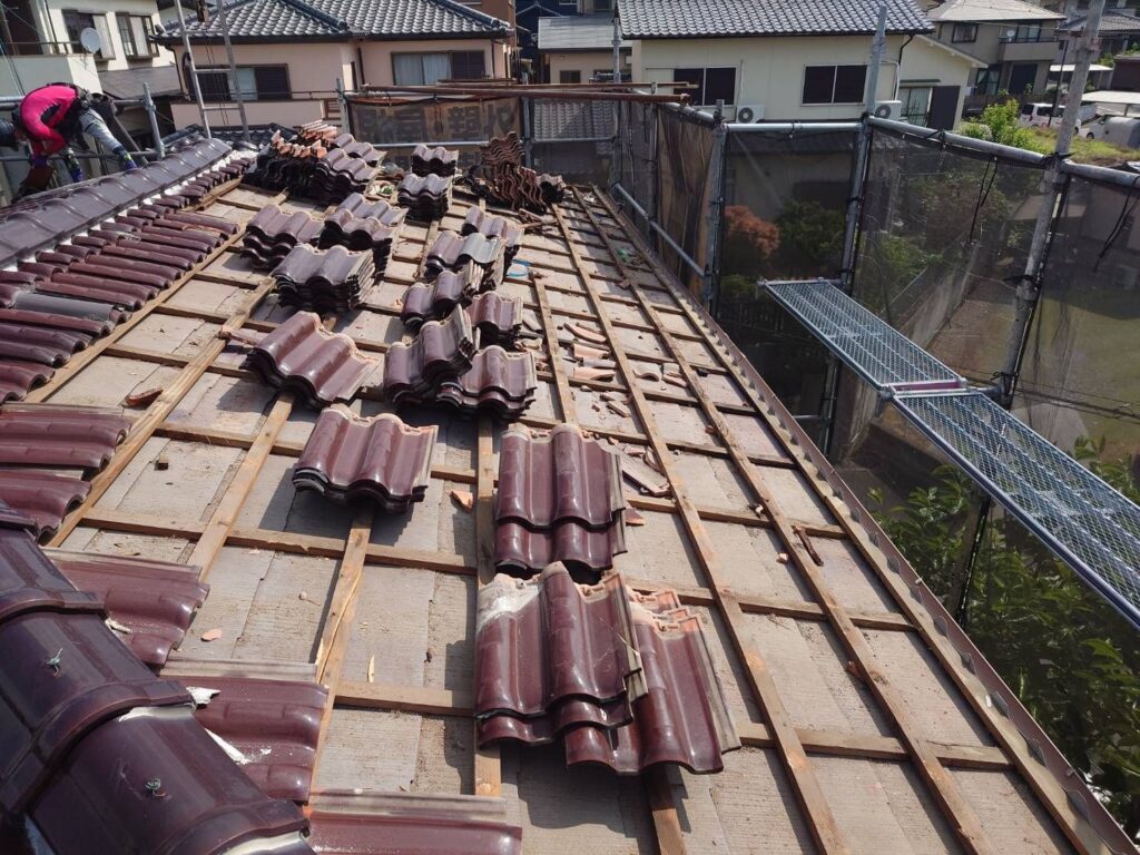 屋根葺き替え工事 瓦撤去