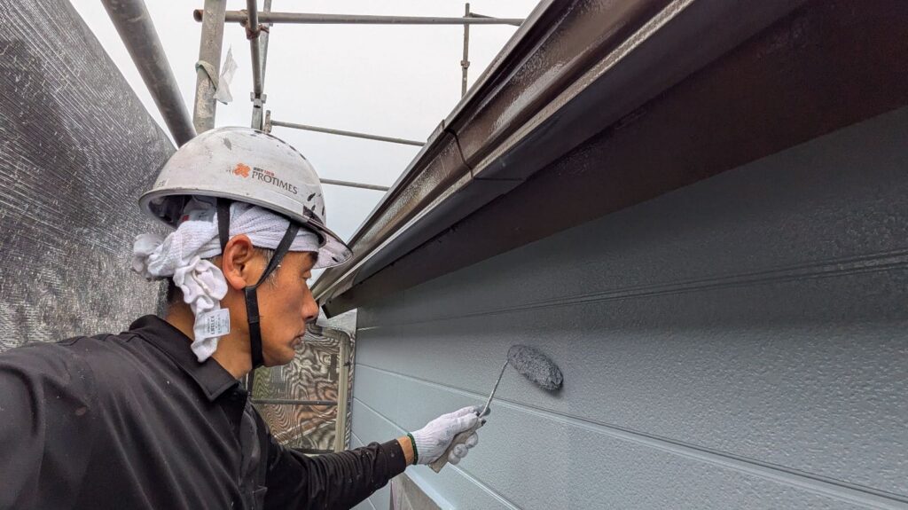 塗装中の職人さん