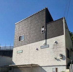 三木市の外壁塗装前のお宅(雨漏りと外壁汚れの発生状況)