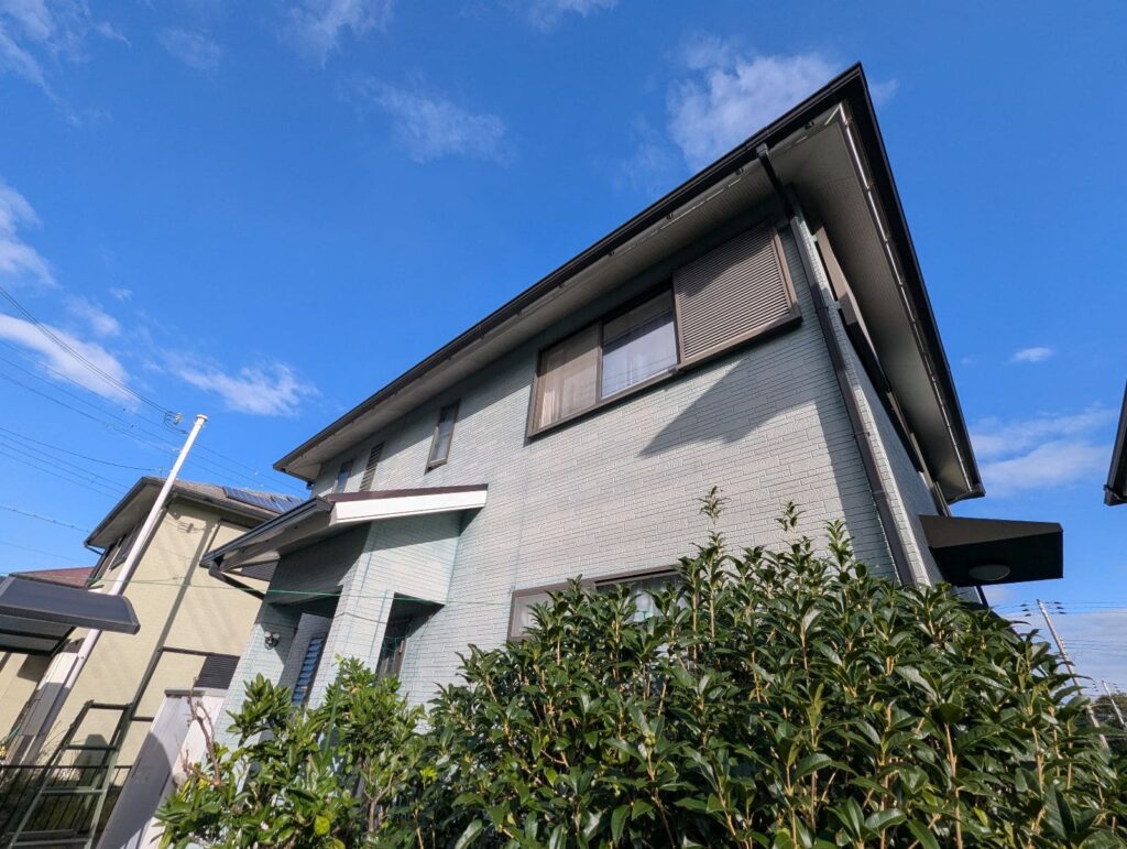 築20年以上が経過し2回目の外壁塗装時期を迎えた戸建て住宅の外観