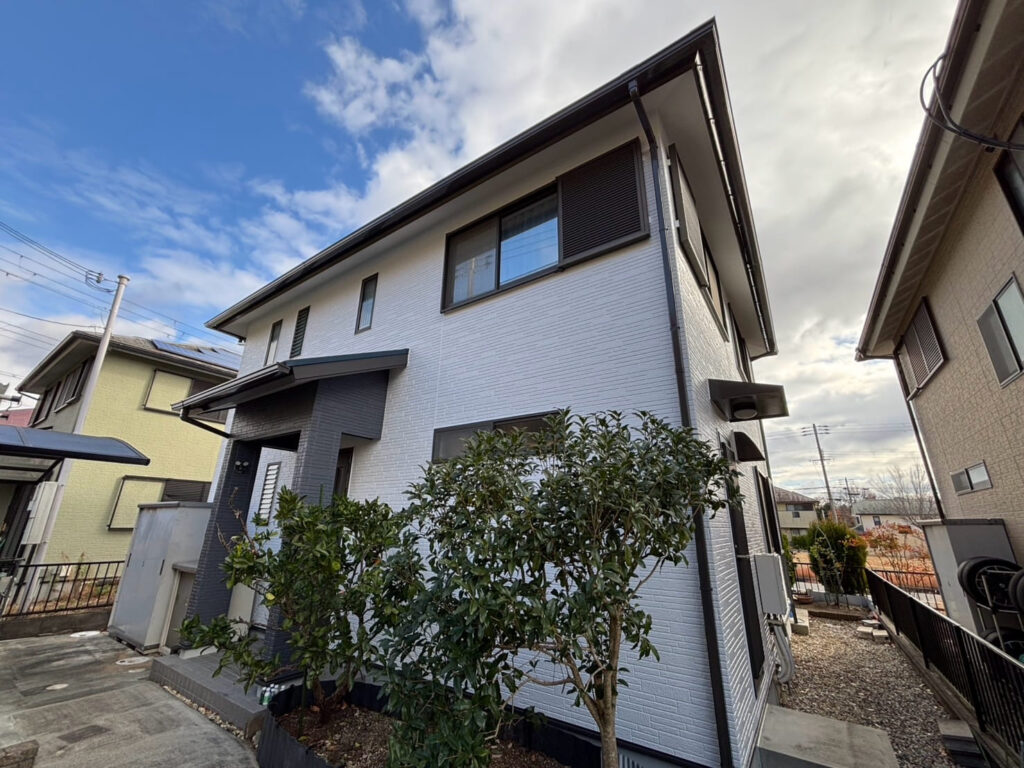 適切な下地処理と塗料選定により美しく仕上がった2回目の外壁塗装完了後の住宅