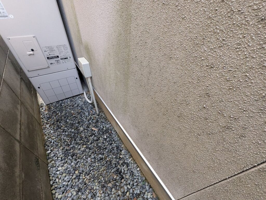 外壁に発生した緑色の汚れ、コケ・藻