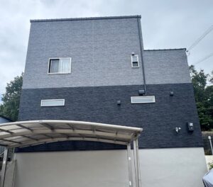 三木市の外壁塗装完了後のお宅(チャコールとミネラルグレイのツートンカラーで重厚感のある仕上がり)
