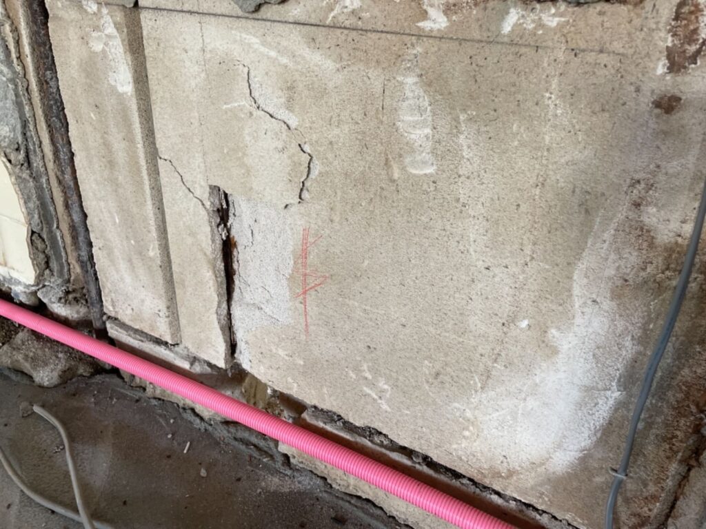 プロタイムズ三木店　ALC雨漏れによる腐食。爆裂現象