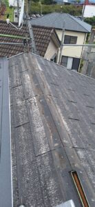 三木市の屋根カバー工法現場で古い棟板金を撤去したスレート屋根