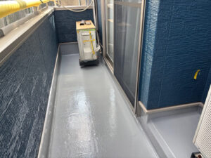 ベランダ床の防水塗装が完了しピカピカに仕上がった施工写真