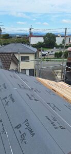 TAJIMA製防水シートルーフィングを屋根に敷き詰める防水工事