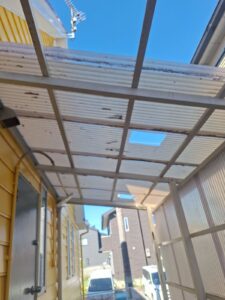 古い波板を取り外している施工中の様子
