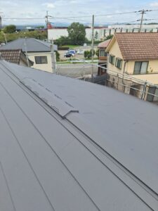 屋根裏の熱気や湿気を逃がす換気棟を設置した完成写真